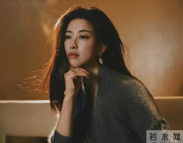 朱珠晒新照，灰毛绒套装配长卷发，气质优雅好惊艳