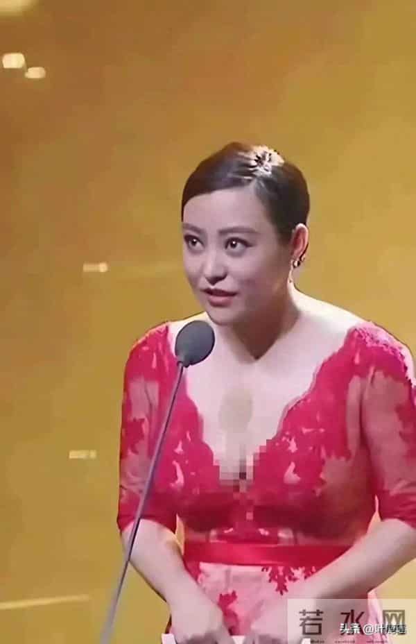 郝蕾身材也太丰满了吧 衣扣都撑开了 如果扣子突然掉了那就十分尴尬