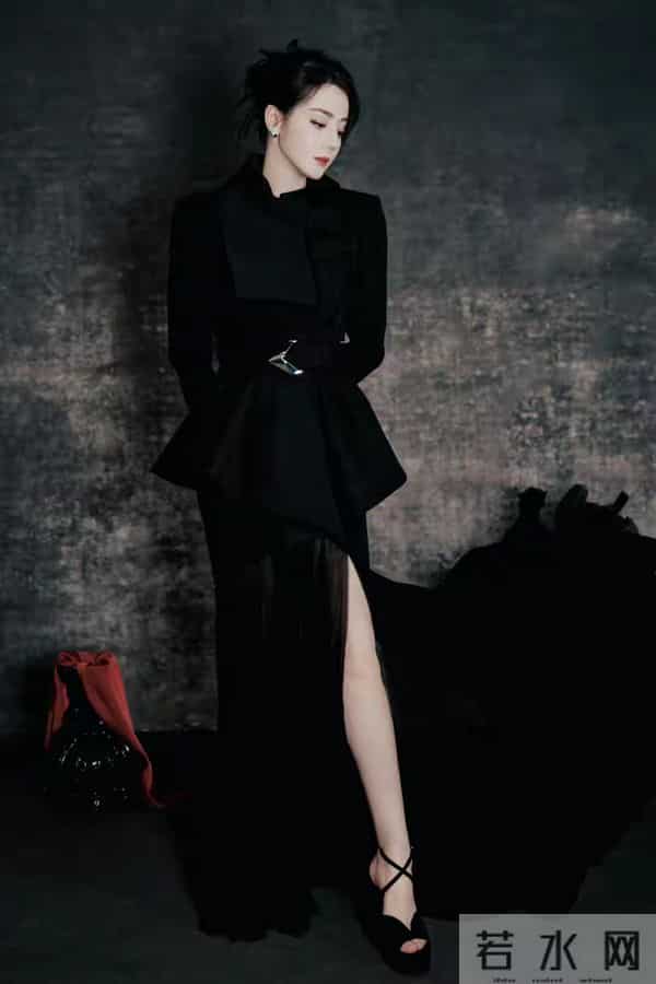 迪丽热巴 黑色绑带高跟鞋,这大长腿也太性感了!