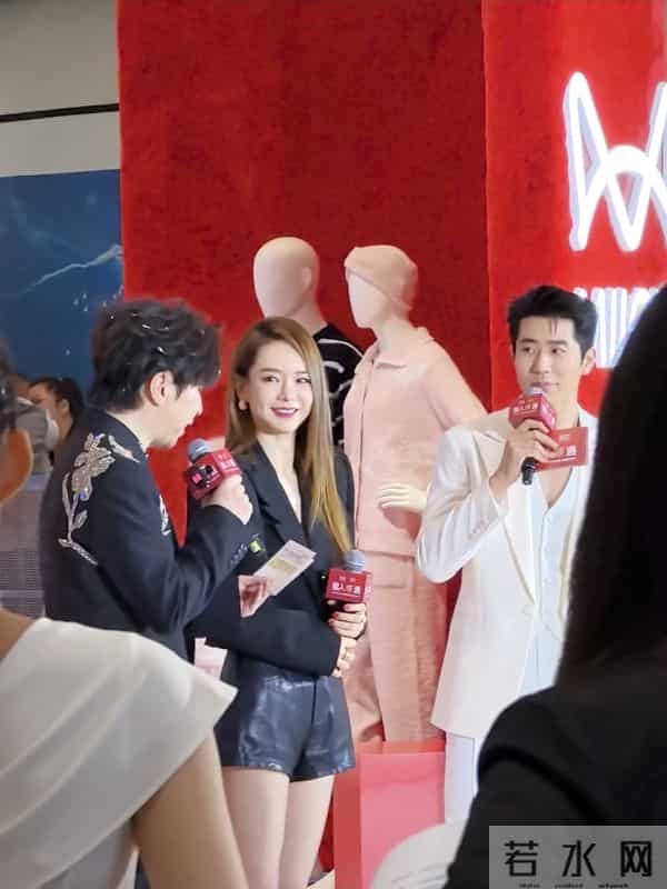 戚薇今日线下活动,黑西装外套配长靴丝袜,干练落落大方气场全开