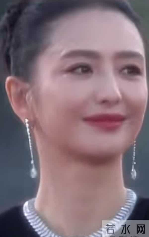 精修图VS生图:关晓彤膀大腰圆,倪妮老气了不少,辛芷蕾选错裙子