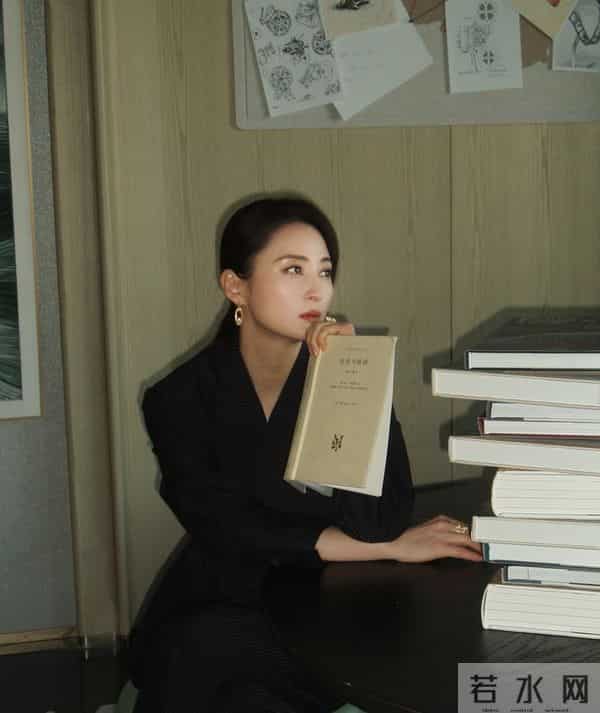 蒋勤勤晒厦门金鸡奖美照,黑条纹西装配马尾,知性精致好惊艳