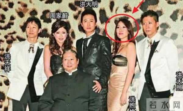 钱再多有什么用，76岁身家超30亿的洪金宝，仍要为儿子婚姻操碎心