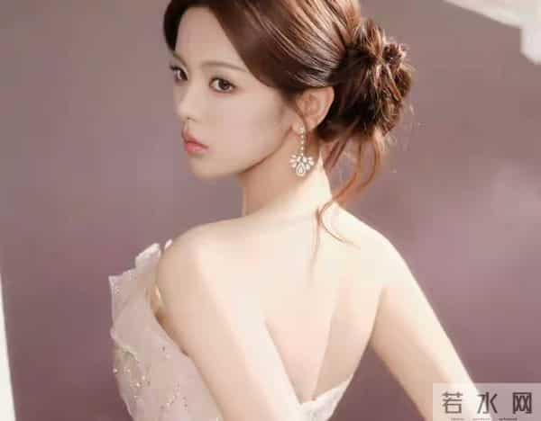 杨超越：如何将清纯与性感完美融合，打造个性魅力的时尚典范