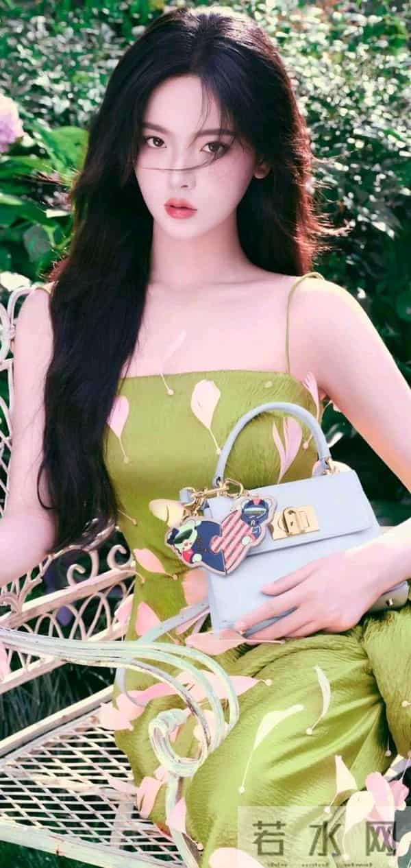 杨超越｜很韩范的一组照片，美得干干净净