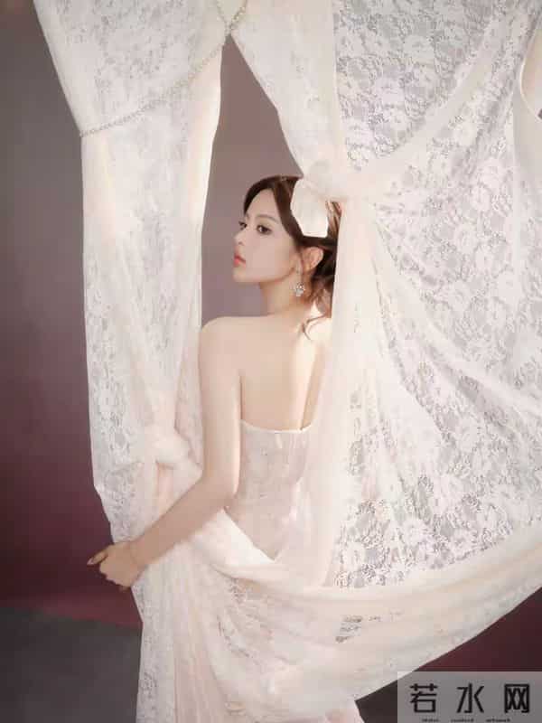 杨超越：如何将清纯与性感完美融合，打造个性魅力的时尚典范