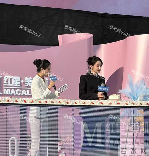 迪丽热巴的粉丝在哪里?在树上!南京活动粉丝为了看她一眼爬上树!