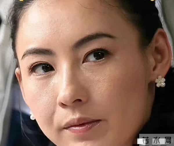 张柏芝素颜照,有斑有痣还有法令纹…很真实…骨相绝了