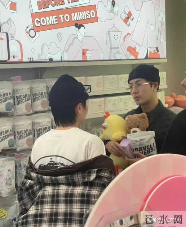 笑到想死！王嘉尔巴黎逛街买日抛内裤！全世界都知道他穿什么尺码