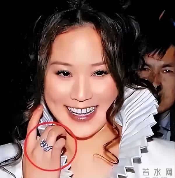 她14岁就长得“倾国倾城”，被富豪花7亿娶回家，8年生下4个娃