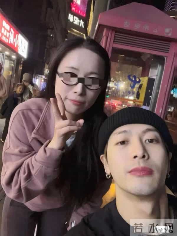 32岁王嘉尔在上海吃路边摊，打扮时尚皮肤白皙，与粉丝合影很热情