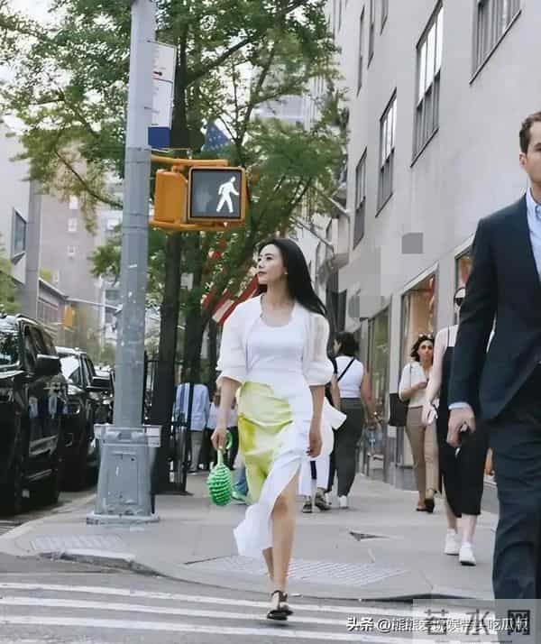 高圆圆又穿紧身裙,“蜜蜂臀”让人移不开目光,一般人没这好身材