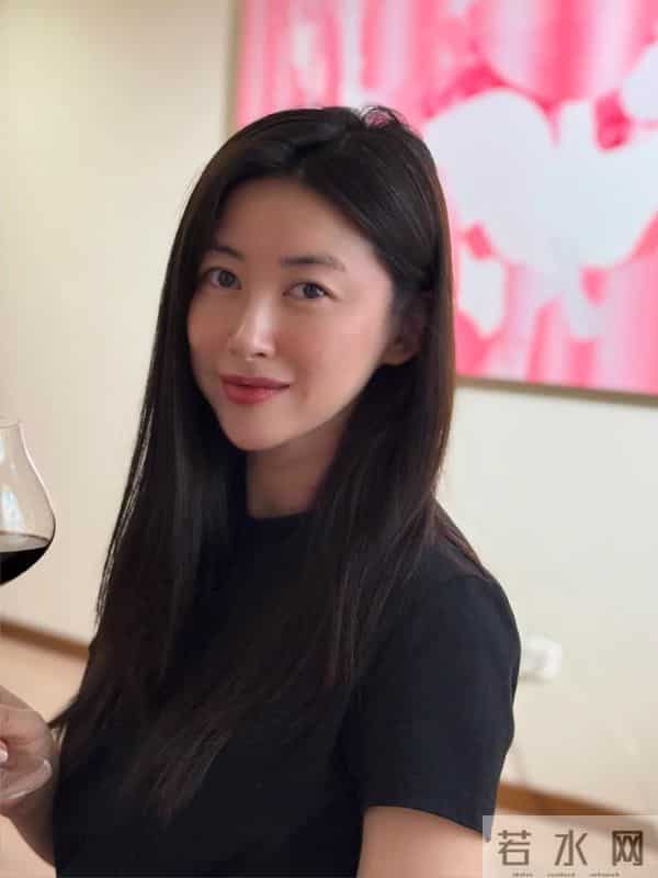 人老珠黄?41岁朱珠现身机场,白发明显皱纹也多,断崖衰老不敢认