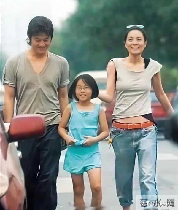 那个时候的王菲笑的真开心啊，李亚鹏也特别帅气，这画面很温馨