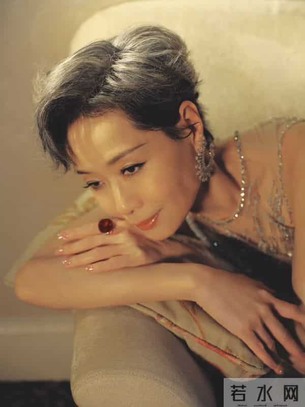 62岁叶童状态好优雅!穿银色亮钻裙亮相金鸡奖红毯,还脚踩恨天高