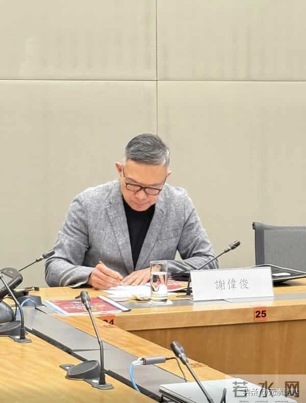 81岁白韵琴在江门旅游，与小15岁丈夫依偎像母子，谢伟俊感慨颇深