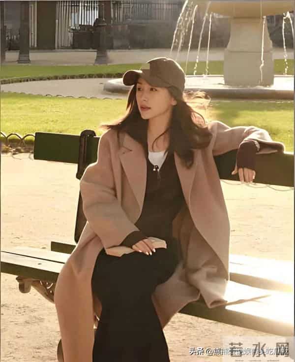 王子文真是小个子穿搭标杆!大衣+阔腿裤+棒球帽,时髦显高又减龄