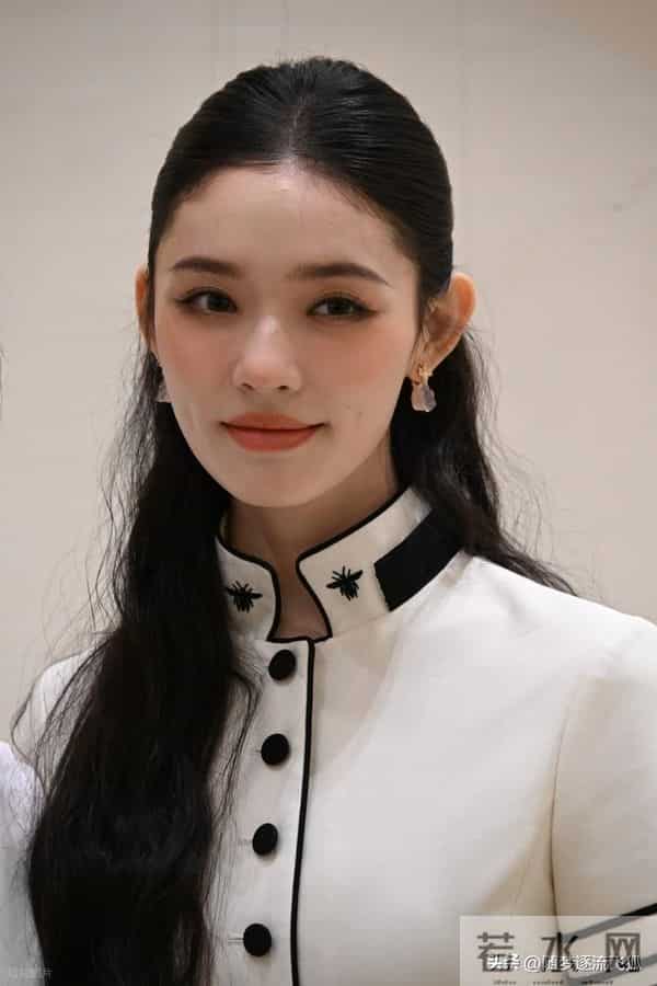 林允现身上海恒隆周年庆出席Dior探店活动