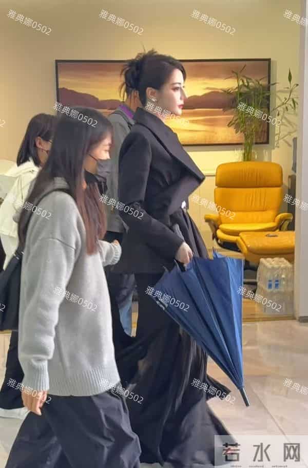 迪丽热巴的粉丝在哪里?在树上!南京活动粉丝为了看她一眼爬上树!