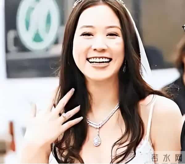 她14岁就长得“倾国倾城”，被富豪花7亿娶回家，8年生下4个娃