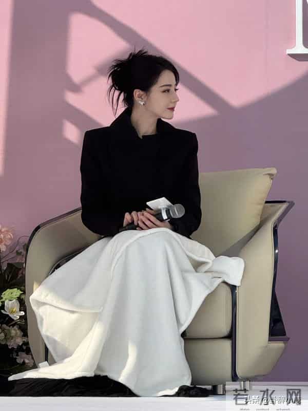 迪丽热巴空降南京活动,这状造绝了 好精致 美得惊为天人 不愧是顶流