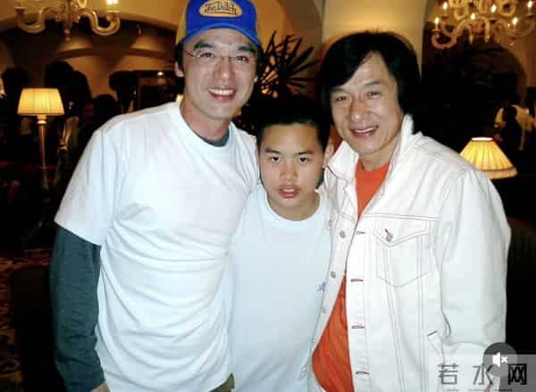 钟镇涛35岁长子晒生活近照，身材复胖手脚粗壮，远离家人长居上海