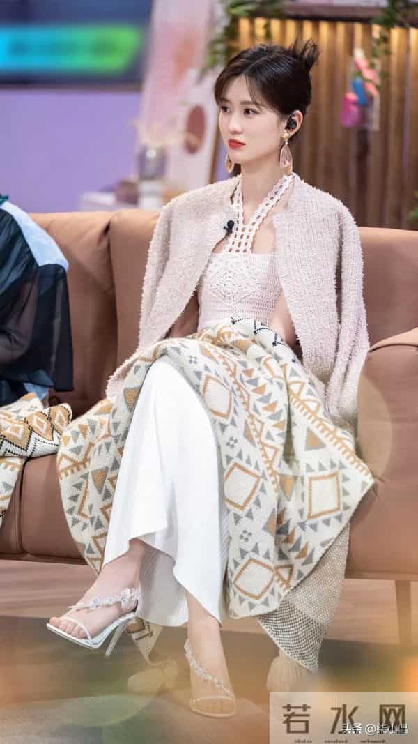 乔欣｜精致的妆容，修长的美腿，可真是诱人