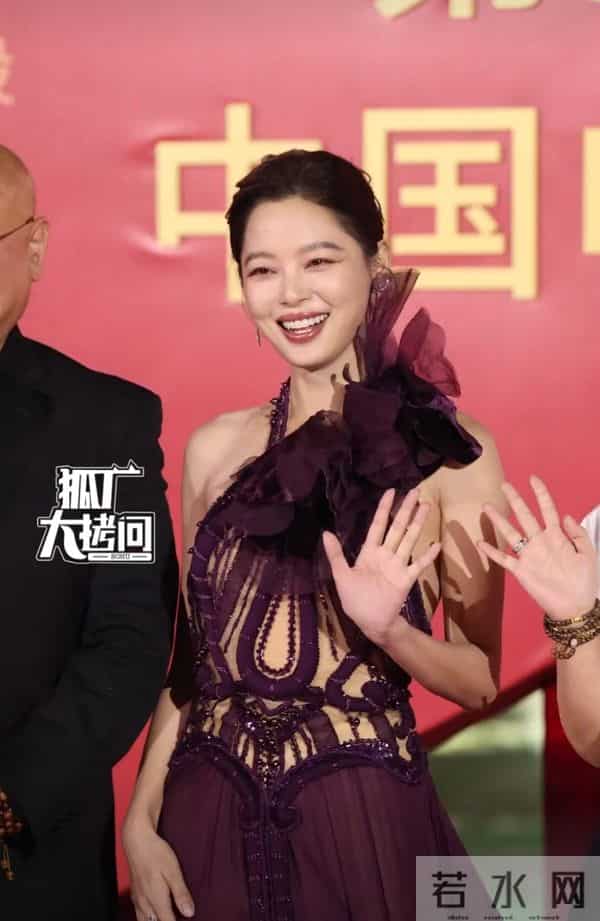 老天开眼了!关晓彤终于穿对 像神女下凡,辛芷蕾穿成紫茄子 好搞笑