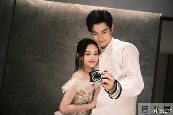 42岁金莎晒“闺房照”!穿Kitty猫睡衣似少女,孙丞潇拍的好可爱