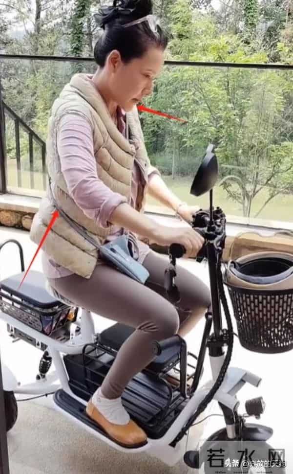 63岁何赛飞晒晚年生活！宅院中学电动车，羽绒马甲惹人注意