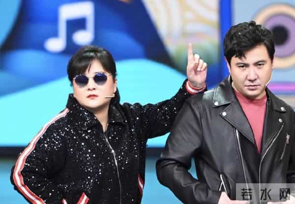 瘦到脱相？43岁的贾玲罕见露面，脸跨不平、又瘦又"颓"，令人唏嘘