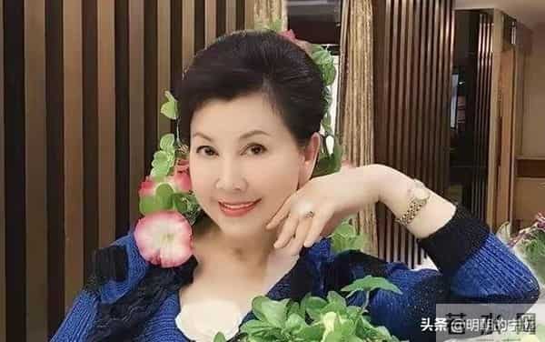 84岁TVB戏骨丧夫！老公在轮椅上断气，19岁为英女王弹过琴