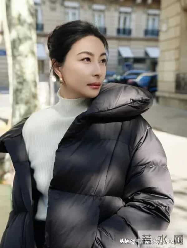 郭晶晶终于时髦一回！黑色羽绒服+高领毛衣+半身裙，高级又洋气！
