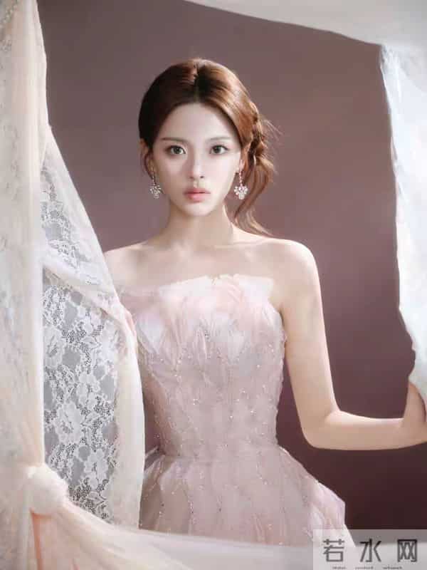 杨超越：如何将清纯与性感完美融合，打造个性魅力的时尚典范