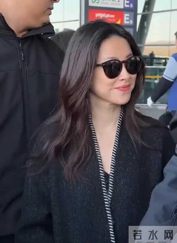 人老珠黄?41岁朱珠现身机场,白发明显皱纹也多,断崖衰老不敢认