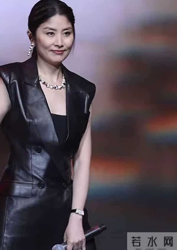 53岁陈慧琳年轻如少女，状态不减反增，一身黑色皮衣唱跳俱佳