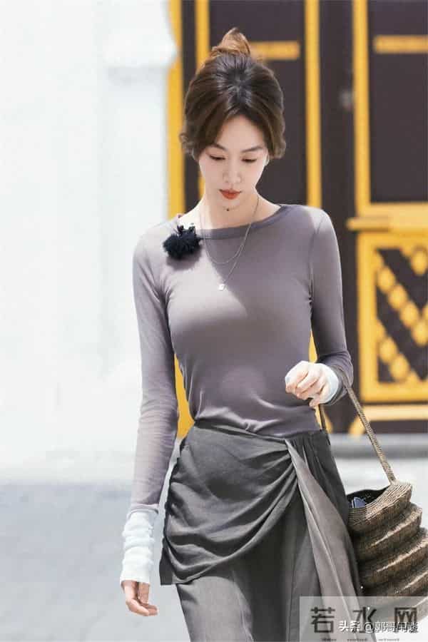 这件姜妍撞色套装也太绝了吧！将好身材展现的淋漓尽致！