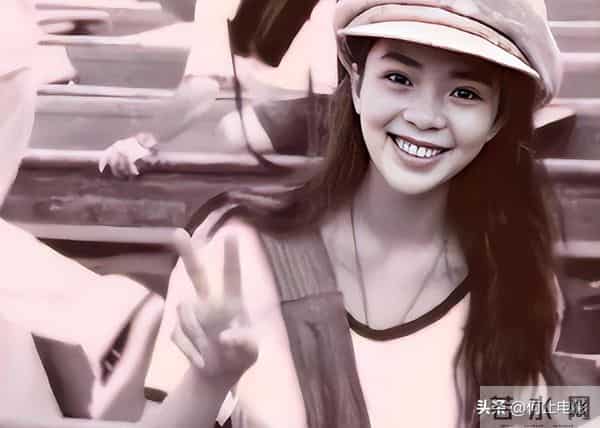 52岁朱迅头顶白发，眼角皱纹多，一生经历17次生死却无畏死亡