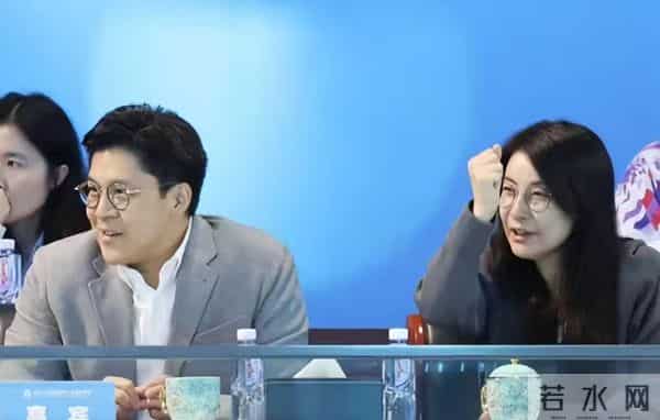 郭晶晶霍启刚全运会合体撒糖！总裁变迷弟狂拍老婆，网友：甜到齁