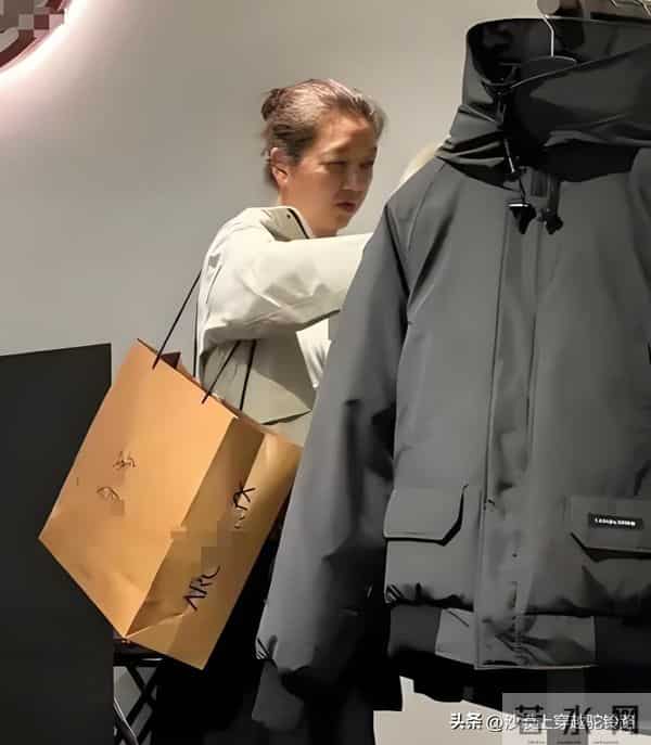 昔日女神江珊56岁近照！白发不染皱纹自然，网叹：时间不饶人