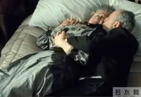 “泰坦尼克”号遇难者18K金怀表将拍卖,价格或超933万元,电影中相拥的老夫妇为归属者原型