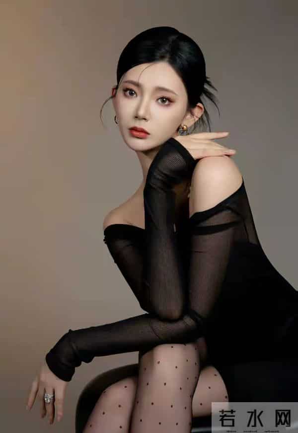 王星辰这身造型是认真的吗？波点黑丝配红底鞋，美到让人移不开眼