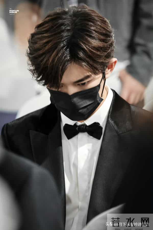 金鸡奖候场生图流出!易烊千玺的低调藏着内娱清醒