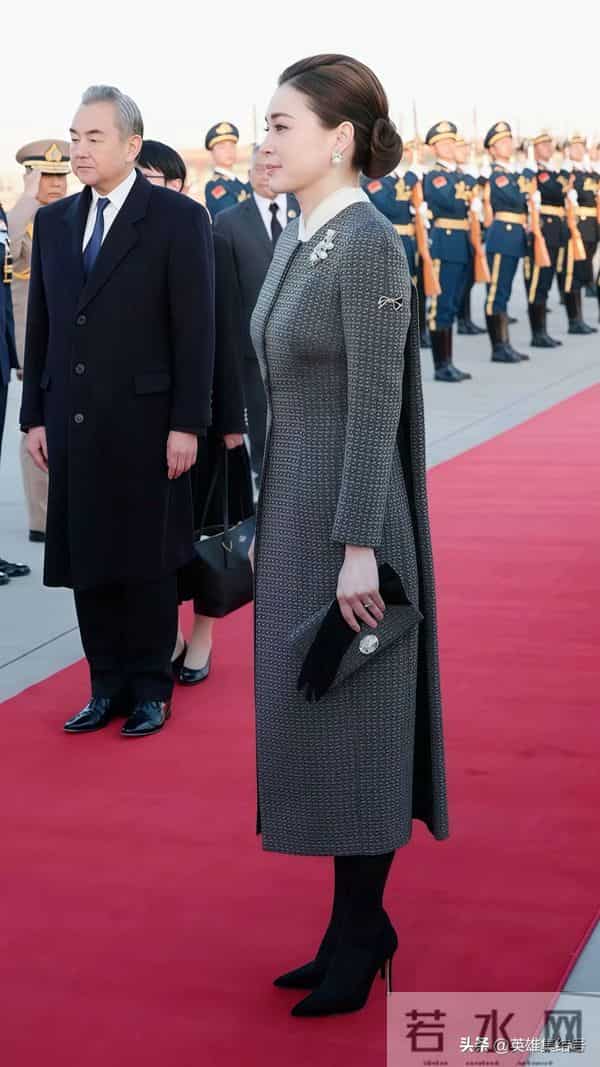 泰王后苏提达访华三连造型:灰斗篷藏智慧,黑金泰服显风骨