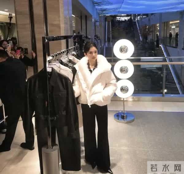 张婧仪现身西安赛格被偶遇 本人脸超小 骨相绝了 真人美得像洋娃娃