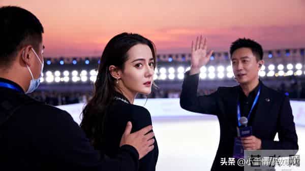 迪丽热巴活动现场给主持人打伞,镜头拉近后,全网发现不对劲?