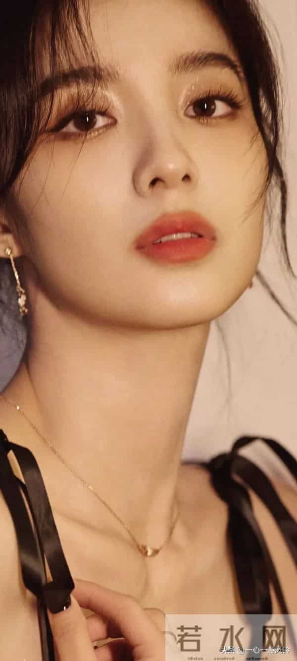 万鹏这黑色吊带写真,太美了