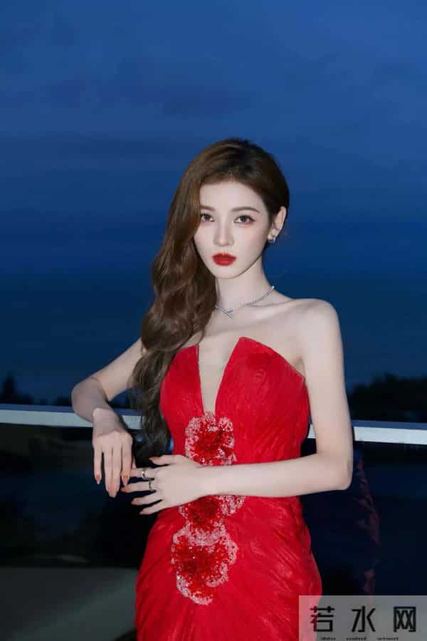张予曦身穿一袭抹胸红色礼服裙，妖艳的像一朵“红玫瑰”