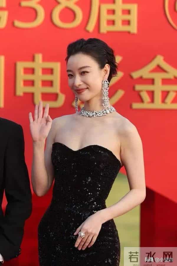 金鸡这晚 佟丽娅美貌惊人 宁静穿搭太灾难 露背装的陈都灵超惊艳