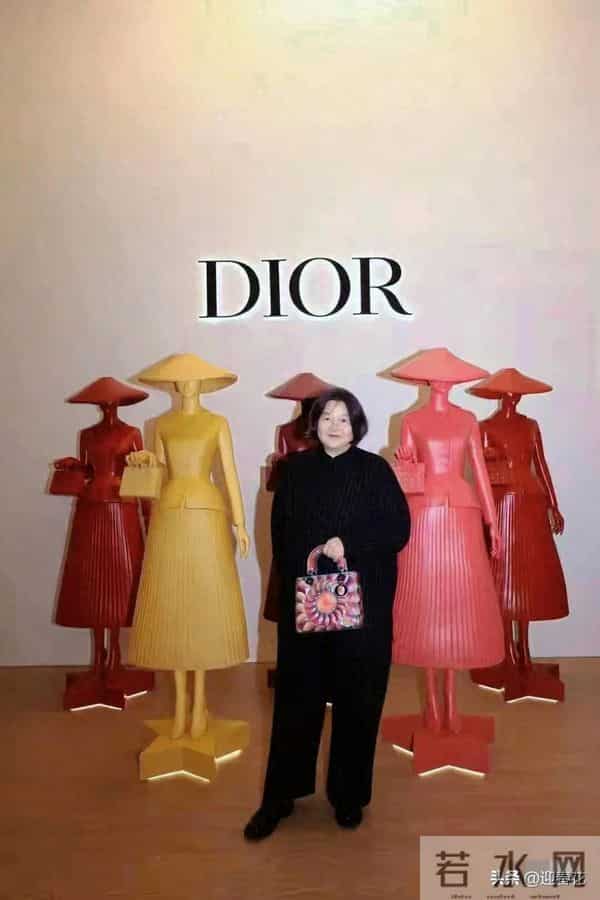 64岁洪晃大变样，瘦了二十斤 背Dior包气质绝，果然人靠衣装马靠鞍